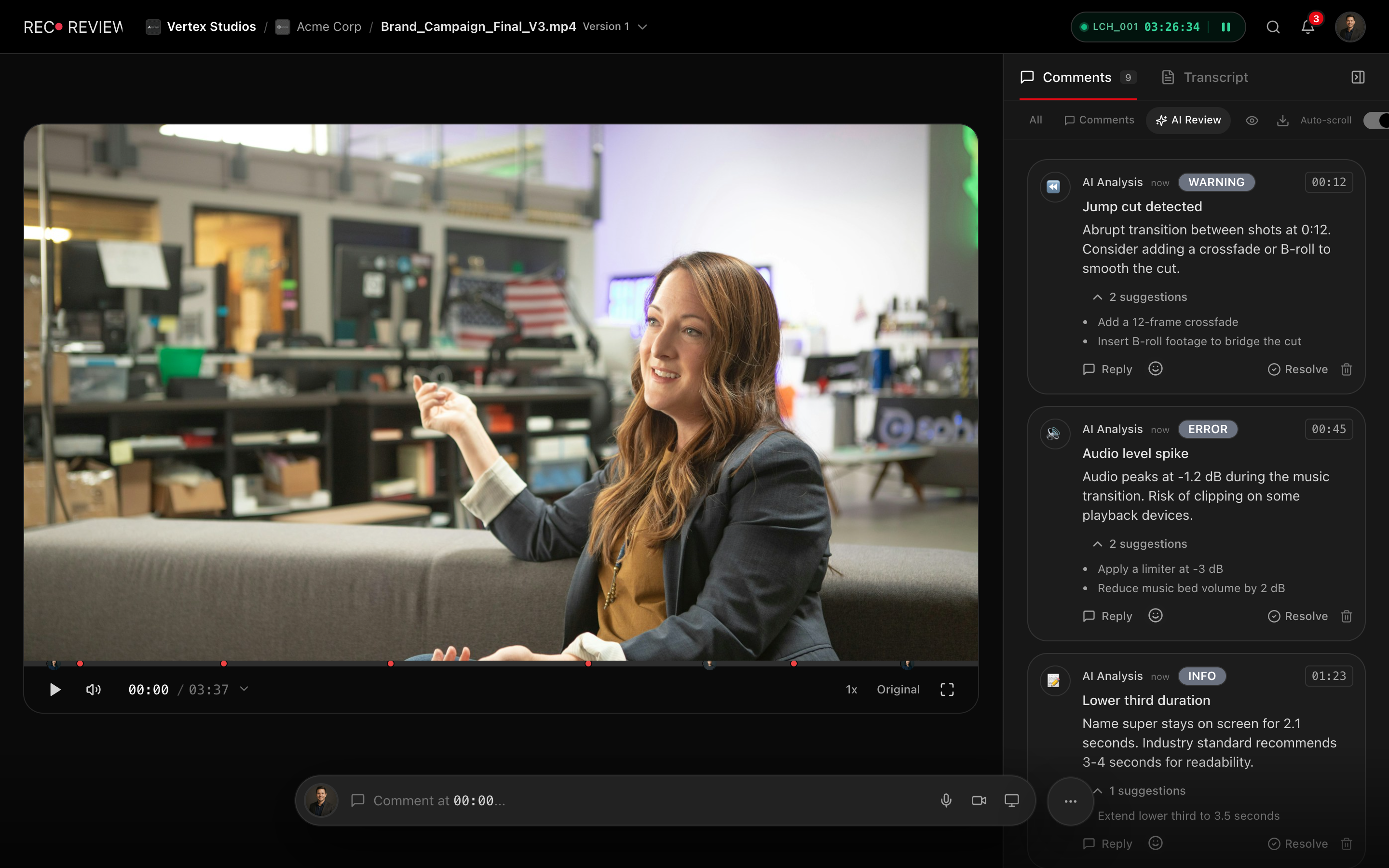 Painel de AI Review do RecReview apontando um jump cut, um pico de áudio e a duração de um lower-third, com correções sugeridas