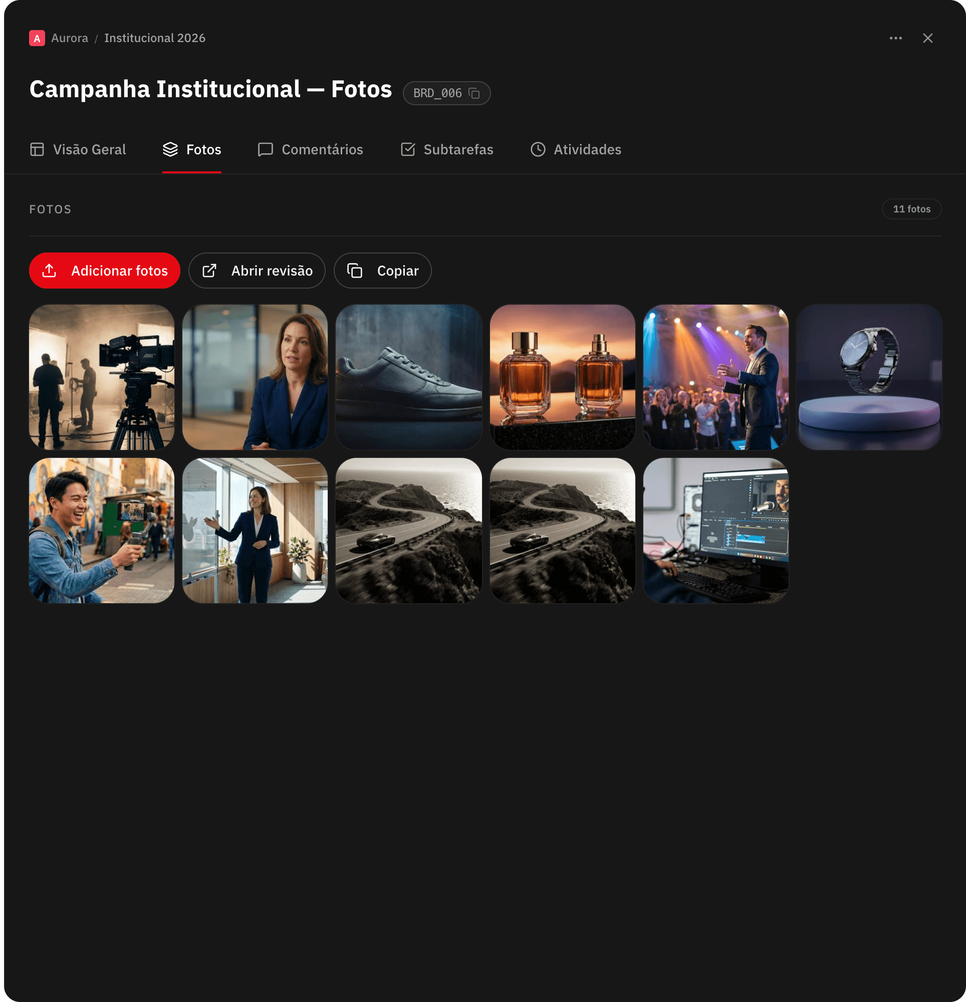Galeria aberta pela equipe, com a grade de imagens e os botões Adicionar fotos e Abrir revisão