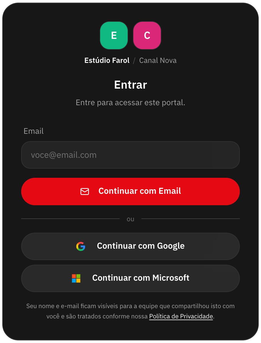 Entrada do portal com o logo da produtora e o do cliente, por código no e-mail, Google ou Microsoft